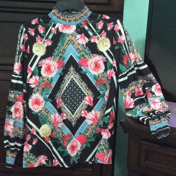 🆕BLACK FLORAL BLOUSE🌸 - Picture 4 of 8